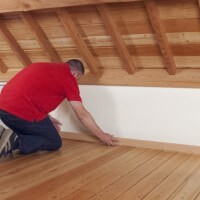 To bond skirting-boards
