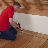 To bond skirting-boards